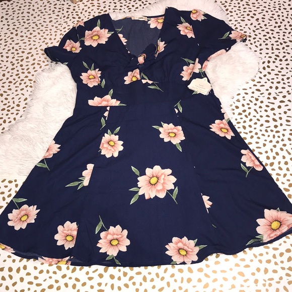 Altar’d State Janie Dress in 90’s Daisy Print NEW - Picture 2 of 6